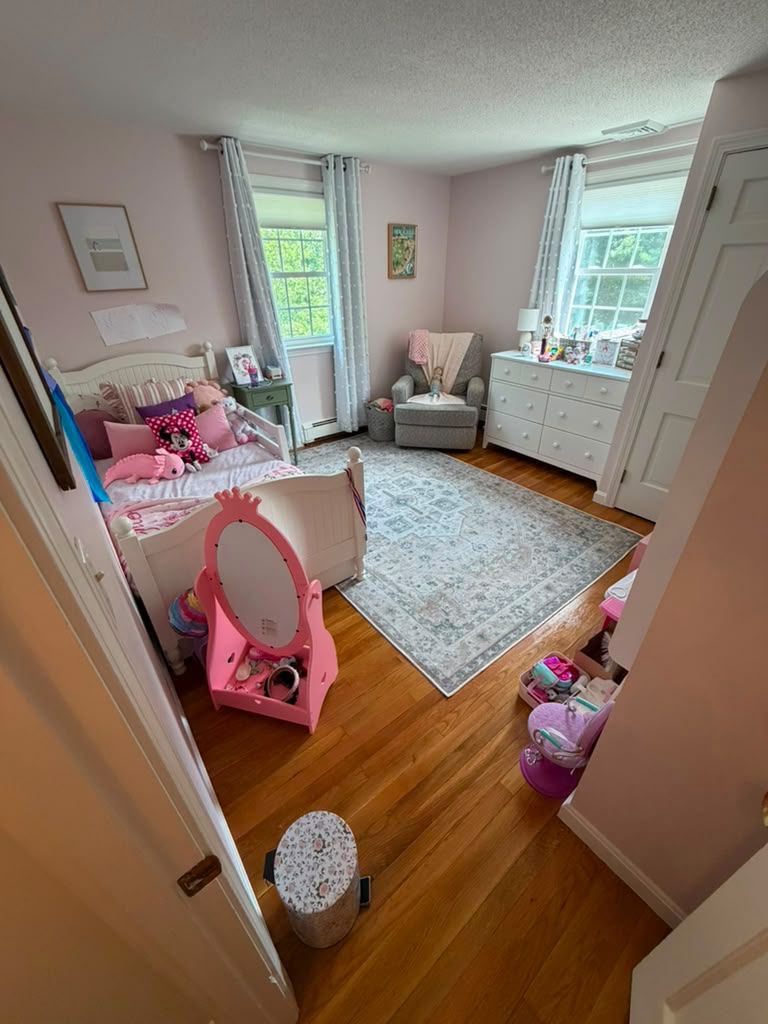 Clean and tidy kids' bedroom